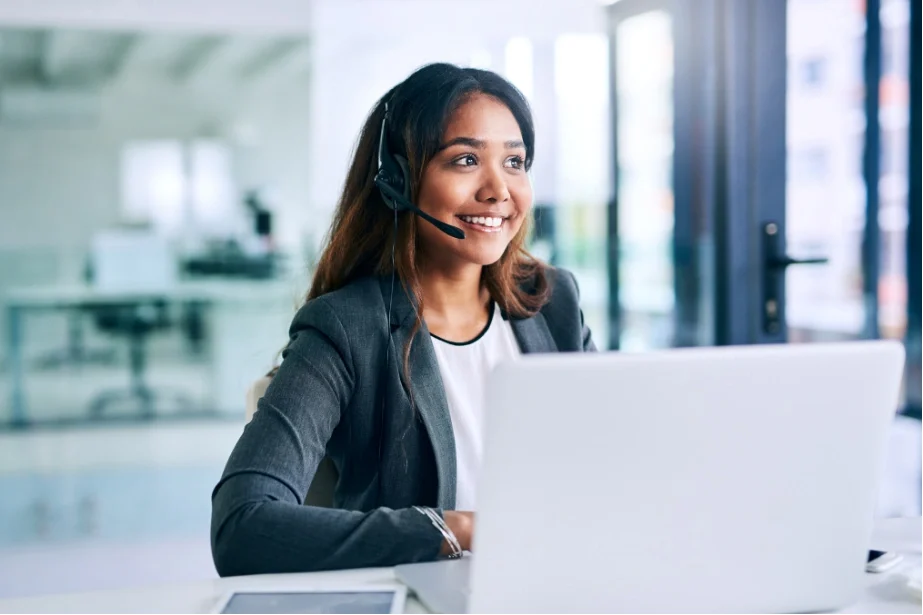A women speaking in the phone to the customer
